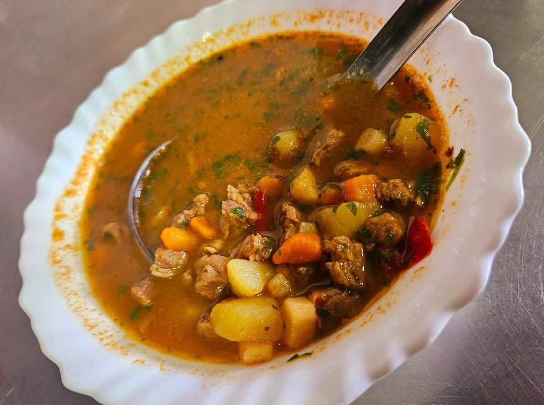 GULJAŠ ČORBA ( GOVEĐE MESO, POVRĆE)